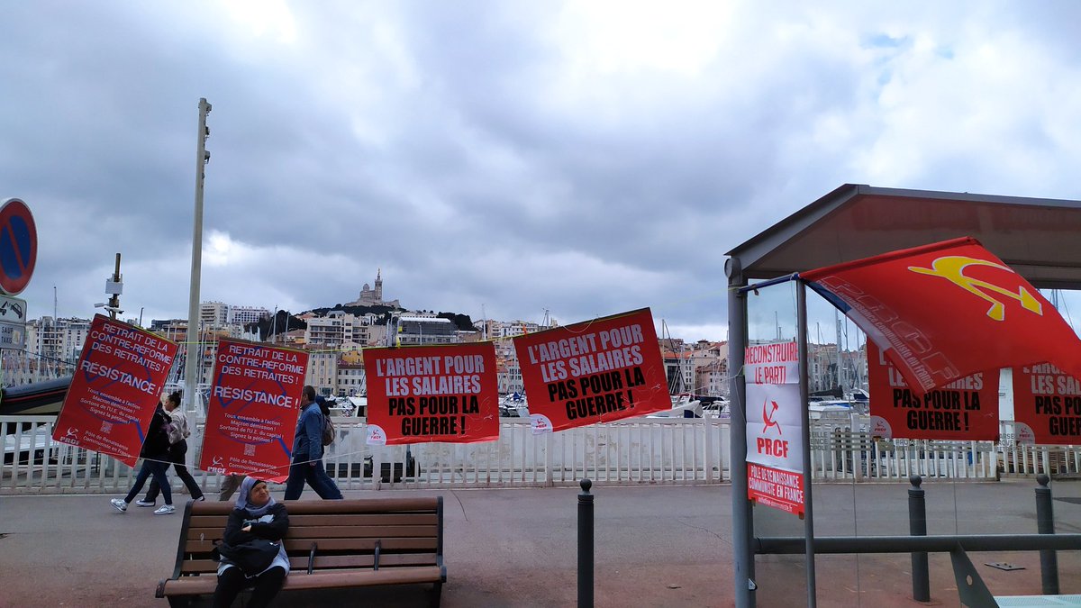 PRCF_'s tweet photo. #Marseille énormément de monde, la #Nation uninde le vieux port pour la #RetraiteA60Ans .
Retrait du #PlanMacron
les camarades du @13Prcf installent leur point fixe https://t.co/tm0Ehl711H