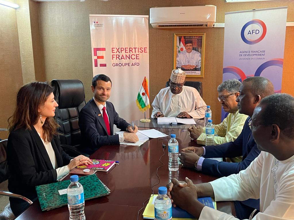 ambafr_au_niger's tweet photo. Signature de la convention sur la mise en œuvre du Projet d’Appui à la Professionnalisation de l’Enseignement Supérieur (PAPES) entre SE Phd Mamoudou DJIBO, Ministre de l’Enseignement Supérieur et de la Recherche et M. PELLET, DG d’ @expertisefrance https://t.co/Lc5XR5knbp