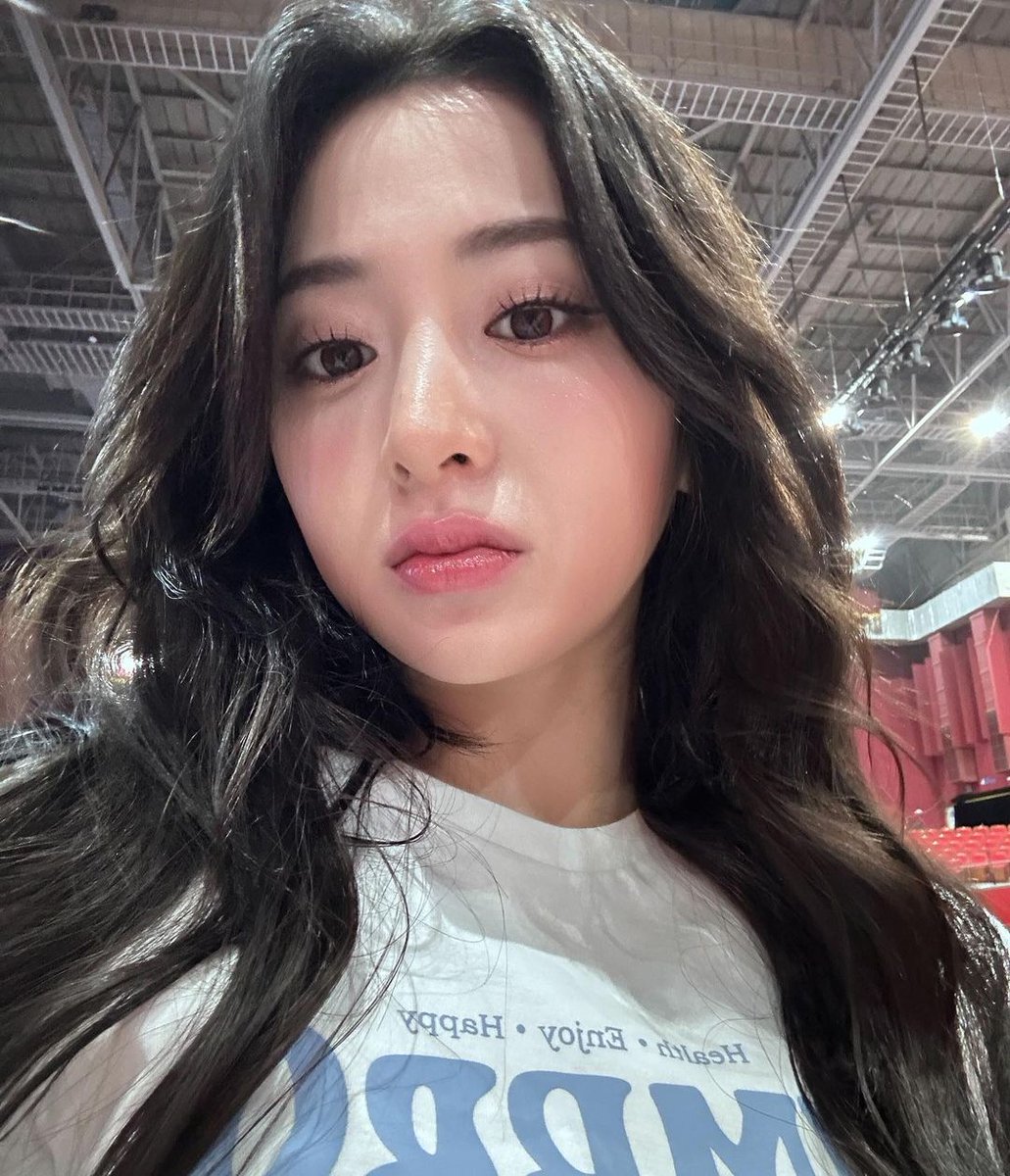 Yurrjin's tweet photo. The world around her came to life, and she felt invincible. Donning her trusty Bigter shoes, she was ready to conquer any obstacle in her path. 

"Today is a day for running," she declared with a fierce determination, her face alight with a confident smile. https://t.co/R1QUOp616Y