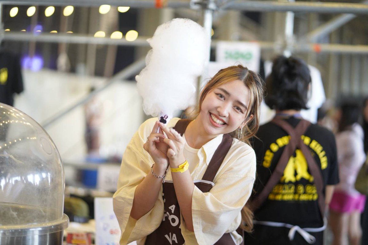 ThisisCatRadio's tweet photo. สุขสันต์วันเกิด #JaneKunjiranut แม่ค้าสายไหมในตำนาน ขอให้ชีวิตหวานเหมือนกับสายไหมเลยน้า https://t.co/gLBu95aWOC