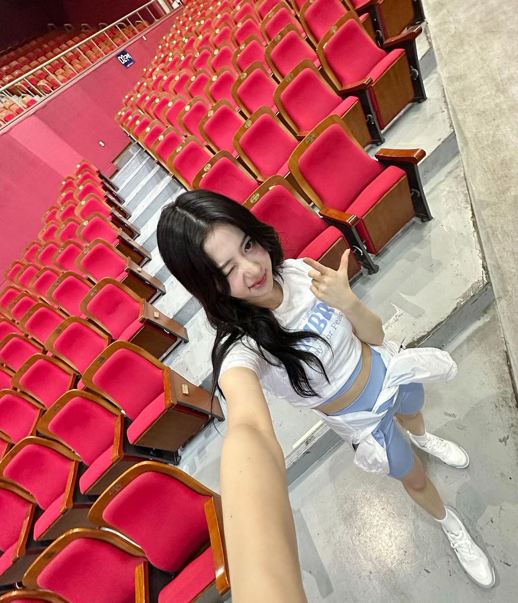 Yurrjin's tweet photo. The world around her came to life, and she felt invincible. Donning her trusty Bigter shoes, she was ready to conquer any obstacle in her path. 

"Today is a day for running," she declared with a fierce determination, her face alight with a confident smile. https://t.co/R1QUOp616Y