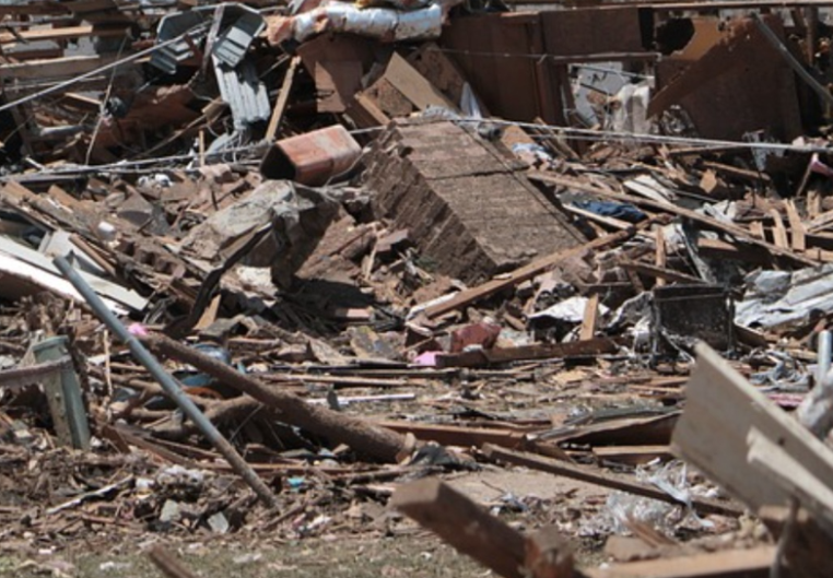 Tornado causa destrozos en California wp.me/p4HSQj-1sCk