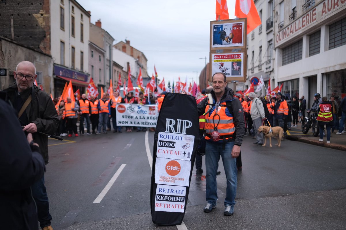 Leprogresloire's tweet photo. 🔴 Le cortège s'élance dans les rues de #roanne, avec des manifestants motivés et des pancartes toujours plus créatives. 

#Greve23Mars  #ReformeDesRetraites https://t.co/38FmVdLhpb