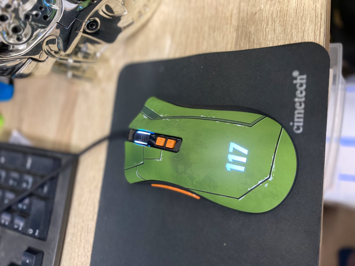 tanikenkawara's tweet photo. 自分へのご褒美で、前から欲しかったマウスを買いました。
モビルスーツの感じが男心をくすぐります。ちょっとダメージを受けてる感じがまた素敵。
これからも頑張れそうです。
#RAZER #DEATHADDERv2 #自分へのご褒美 https://t.co/Dm1u0uMUBF