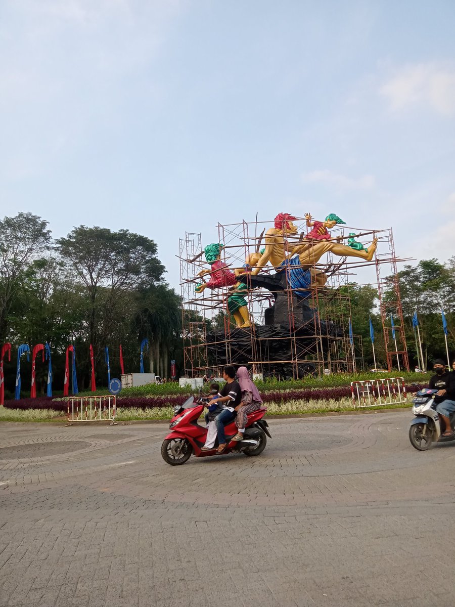 ngabuburit hari pertama, merhatiin patung citra kenapa rambutnya kenapa jadi warna ijo ijo begini??