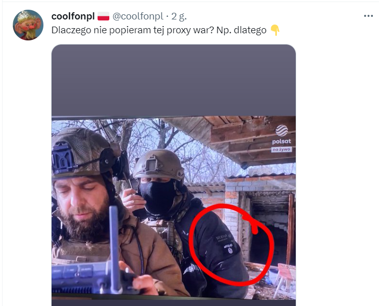 ProfesorPingwin's tweet photo. Pora na kolejny poradnik manipulacji i dezinformacji, tym razem z udziałem użytkownika: coolfonru 🇷🇺.

>wrzucasz screena telewizji na którym jeden z ukraińskich żołnierzy nosi kurtkę z naszywką ISIS,
>zero kontekstu, zero komentarza wyjaśniającego, jedynie piszesz, że dlatego nie popierasz tej "proxy war" (proxy war -> wojna zastępcza),
>całość sugeruje zaangażowanie po stronie ukraińskiej bojowników i terrorystów ISIS.

Zobaczmy więc jak wygląda rzeczywistość:
>jest to stara manipulacja (sprzed ponad miesiąca!) m. in. Russia Today, które wykorzystując materiały Associated Press z 13 lutego, zasugerowało, że Ukraińców wspierają bojownicy Państwa Islamskiego,
>anglojęzyczni dziennikarze dotarli do żołnierza z załączonego zdjęcia i zapytali go o naszywkę: okazuje się, że ukraiński żołnierz nie ma żadnych powiązań z ISIS. Co więcej zbiera naszywki jako "trofea" z pokonanych wrogów i tę konkretną zdobył na rosyjskim najemniku z niesławnej Grupy Wagnera,
>znalezienie tej informacji zajęło mi w google jakieś 30 sekund.

Prośba o udostepnienie, bo konto "coolfonpl" praktycznie każdego dnia publikuje posty zawierające manipulacje i dezinformacje, zupełnym przypadkiem zawsze idące po myśli z rosyjską propagandą.