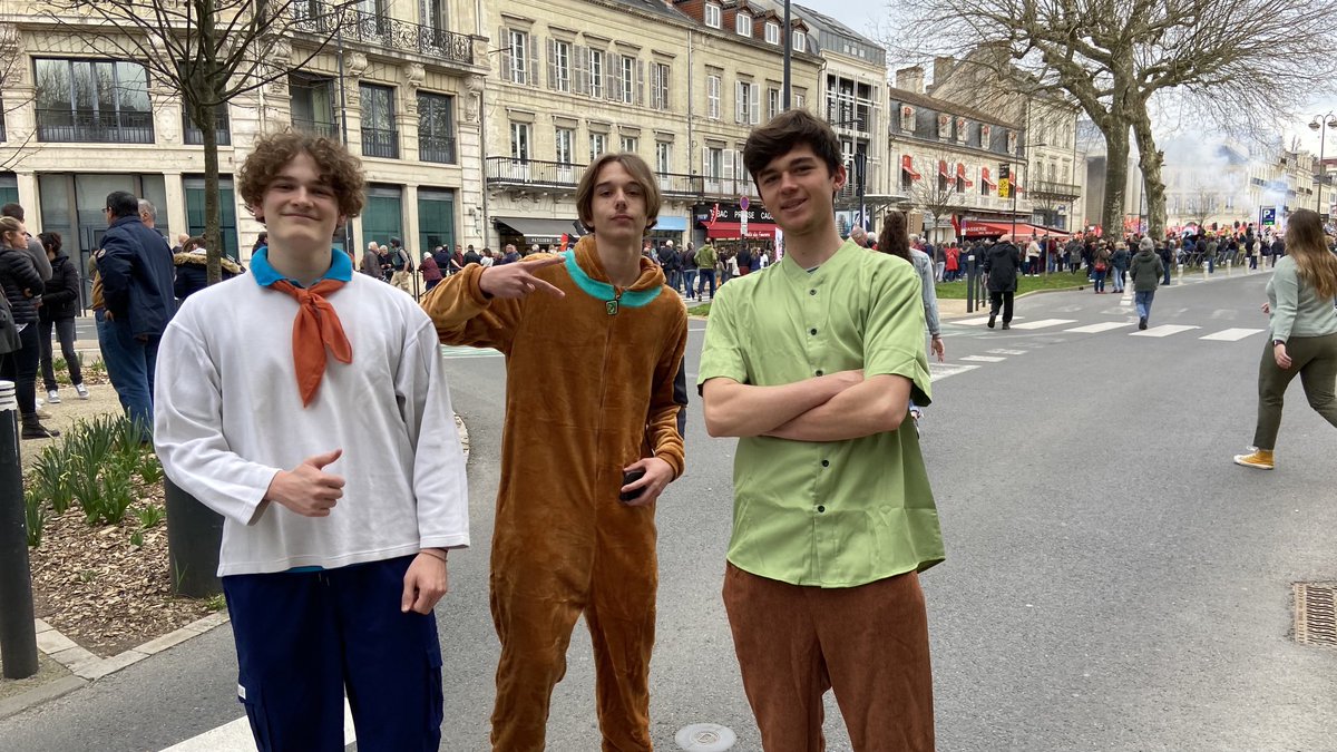 iciperigord's tweet photo. À Périgueux il y a beaucoup de lycéens devant le palais de justice pour le cortège contre la réforme des retraites… il n’a pas encore démarré mais beaucoup partent déjà pour le Père Cent, au parc devant Bertran de Born #Dordogne #perecent https://t.co/XhjQi0ChPd