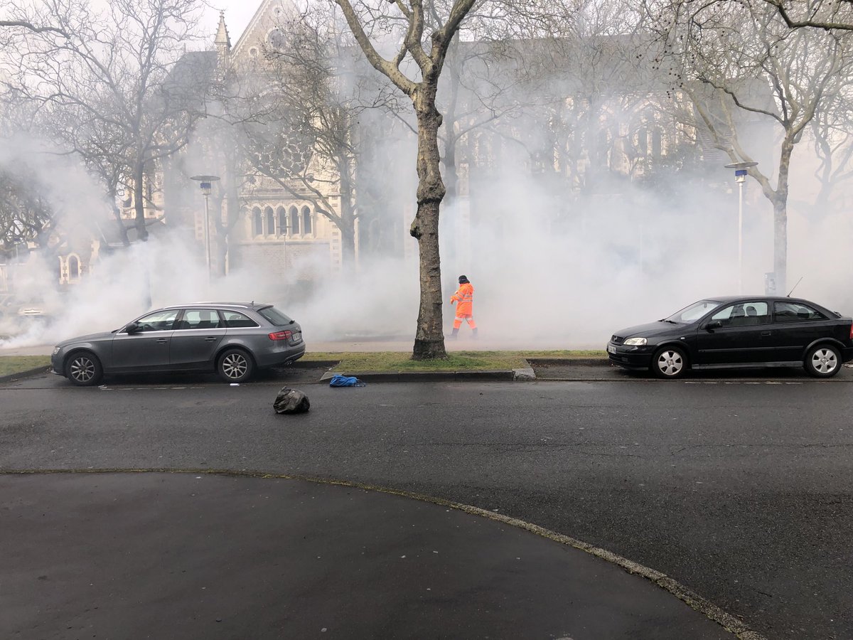 #SaintNazaire. Nouveaux tirs de lacrymo devant la sous préfecture de #SaintNazaire. Les manifestants reculent. Le cortège avance de son côté. #greve23mars