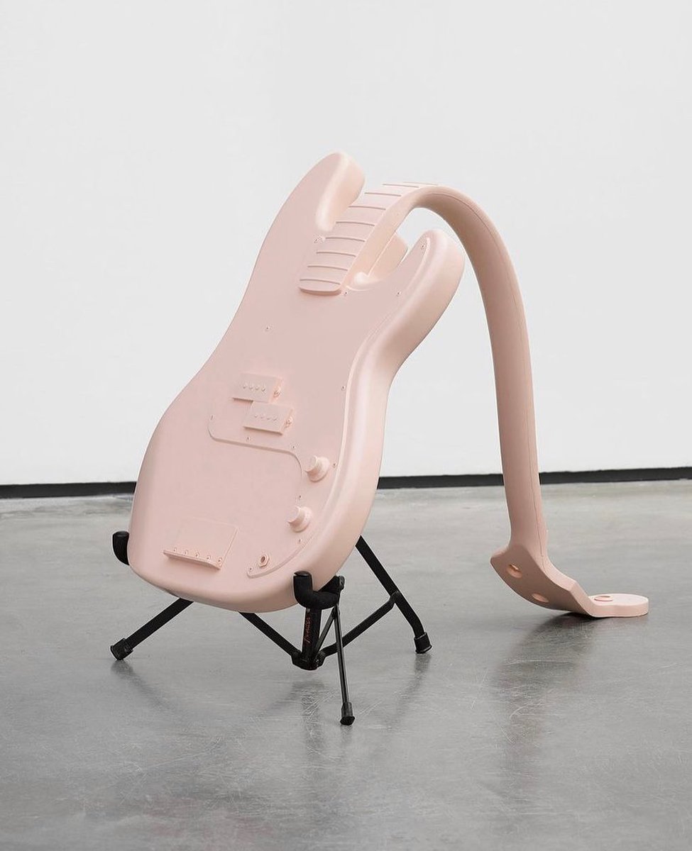 “Prosthesis” by #ChristianMarclay
More info at: barbarapicci.com/2023/03/23/pro…
#sculpture #scultura #guitar #installationview #exhibitionview #contemporaryart #artecontemporanea