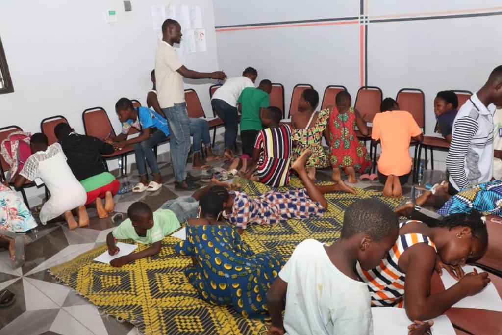 ujdmMan's tweet photo. L'#UJDM promeut la scolarisation et le maintien des jeunes filles à l'école. Cette initiative s'inscrit dans sa volonté frénétique de développement de la ville de Man par l'#Éducation, l'#Autonomisation de la jeunesse et la protection de l'#Environnement.
1/2 https://t.co/JrBodWuKvq