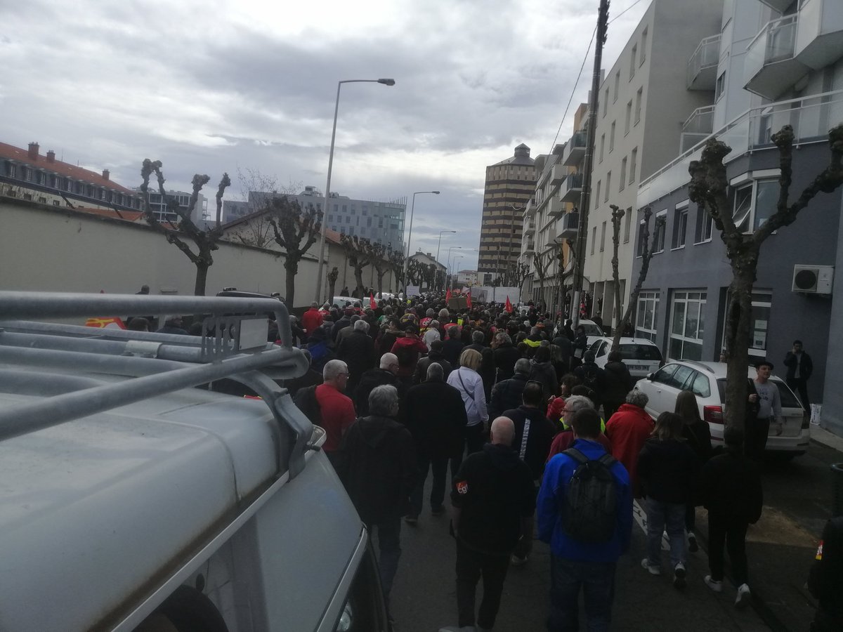 UGerzat's tweet photo. 📣Les rues sont pleines❗
#ClermontFerrand s'oppose encore et toujours à la #ReformeDesRetraites ❗
#manif23mars #greve23mars #CGT  #manifestation #greve #PUYDEDOME https://t.co/PctYm2qQN5