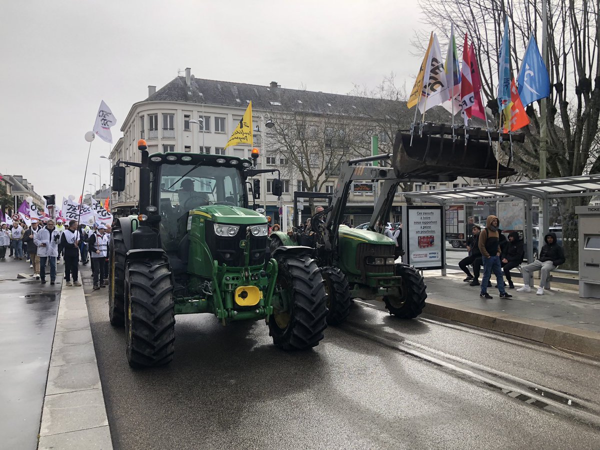 À Saint-Nazaire, la manifestation contre la réforme des retraites a l’appui de la Confédération Paysanne venue avec deux tracteurs. Le cortège passe devant la mairie. #ReformedesRetraite #SaintNazaire