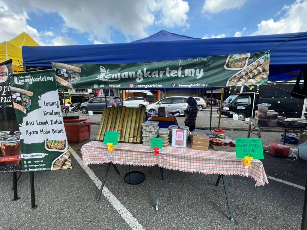 fauzan_fahmie's tweet photo. Assalamualaikum geng. minta jasa baik rakan-rakan twitter sekalian. mana mana yang merindui keenakkan rasa lemang yang asli. boleh dapatkan di Lemang Kartel terletak di bazar ramadhan Jalan Padi Ria, berhampiran Masjid Jamek Bandar Baru Uda. #bantusebar #lemangkartel #sapotlokal https://t.co/Sdu3WV56HO