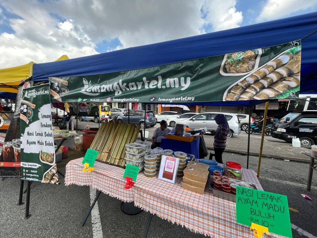 fauzan_fahmie's tweet photo. Assalamualaikum geng. minta jasa baik rakan-rakan twitter sekalian. mana mana yang merindui keenakkan rasa lemang yang asli. boleh dapatkan di Lemang Kartel terletak di bazar ramadhan Jalan Padi Ria, berhampiran Masjid Jamek Bandar Baru Uda. #bantusebar #lemangkartel #sapotlokal https://t.co/Sdu3WV56HO