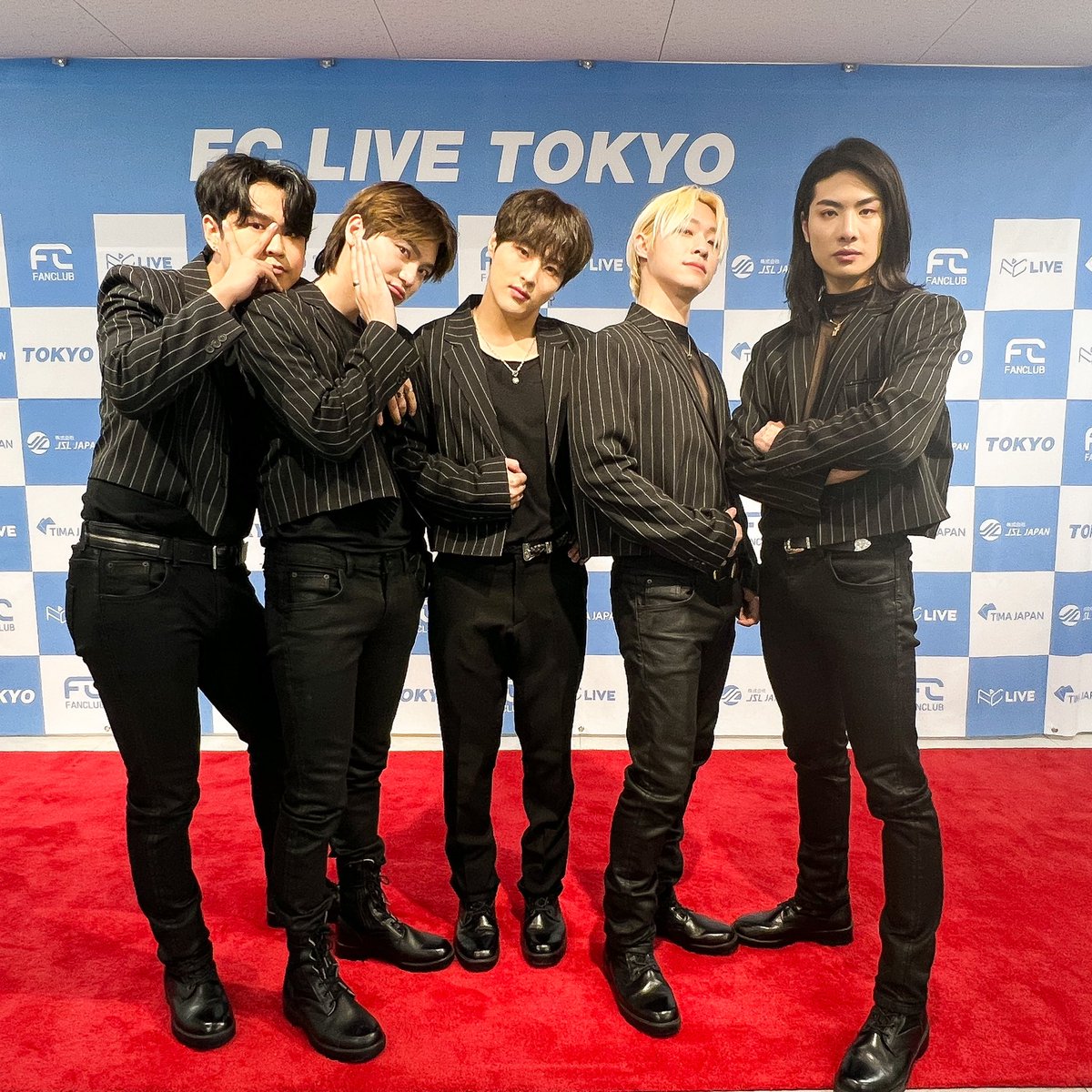 NIKOFFICIAL11's tweet photo. ［🎩| #衣装NEWS］
明日3月24日（金）の
#NIK #SHOWTIME の衣装テーマは…
🎩 #スーツ男子 🎩

1部 大人気 #ブラックスーツ
2部 #イケメン の制服こと #ピンストライプ スーツ!!!!

皆さんもちょっと明日は大人な雰囲気で
#2ショ 撮りませんか🫶

#나크 #ニック #新大久保 #FCLIVE https://t.co/l9q5Ufx4tg
