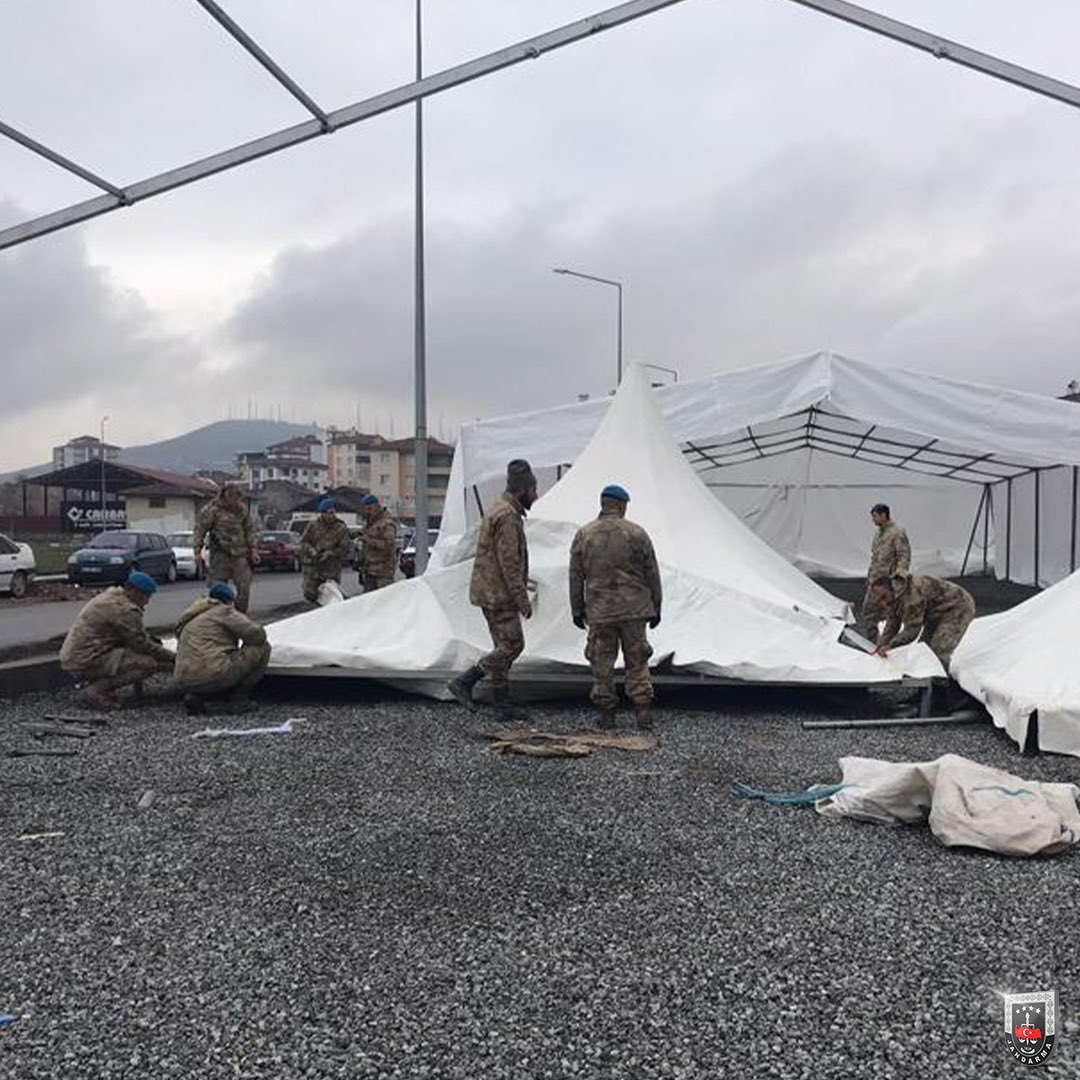jandarma's tweet photo. Deprem bölgesindeki çadır kurma faaliyetlerimize devam ediyoruz.
#Malatya https://t.co/EdjL9rKPly