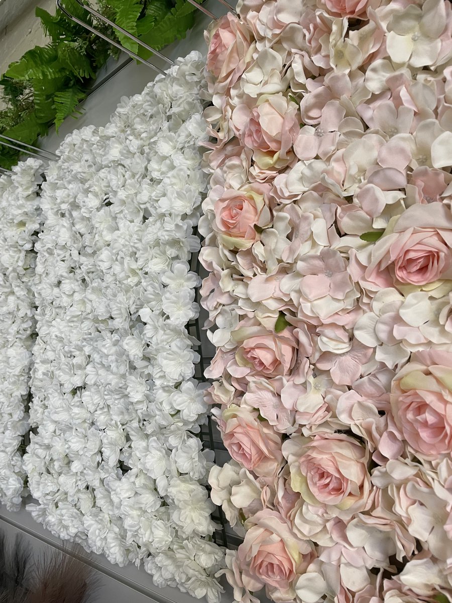 We've got beautiful flower walls that would make the perfect backdrop in any wedding or big event. You can keep them simple, like this, or add in different flowers to give a contrast of colour and texture 💐

Shop our range of flower walls - countrybaskets.co.uk/artifici.../fl…