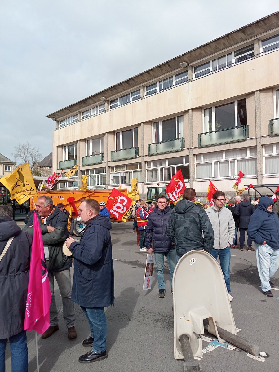 maiswhaaattt's tweet image. #23mars #manif23mars #stlo
Bonne manif les gens #onlacherien