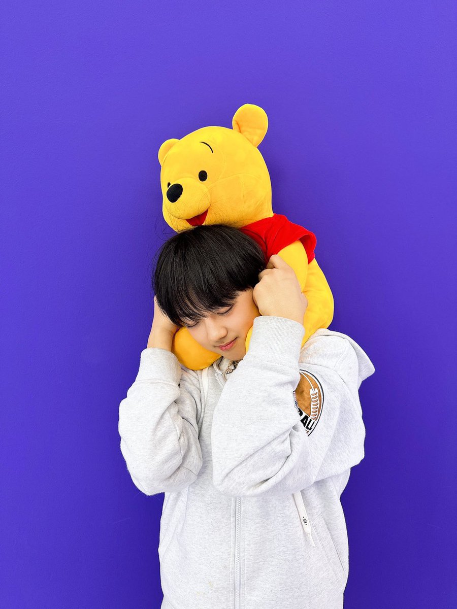 안녕하세요! 이랑이입니다😆
오늘은 제 애착인형인 푸와 함께 사진을 찍어보았는데요!📷
포근하고 귀여운 푸와 저!🐻💙🐥 
우리 제법 잘 어울리죠?💓

#소년판타지 #FANTASYBOYS
#강이랑 #KANGIRANG