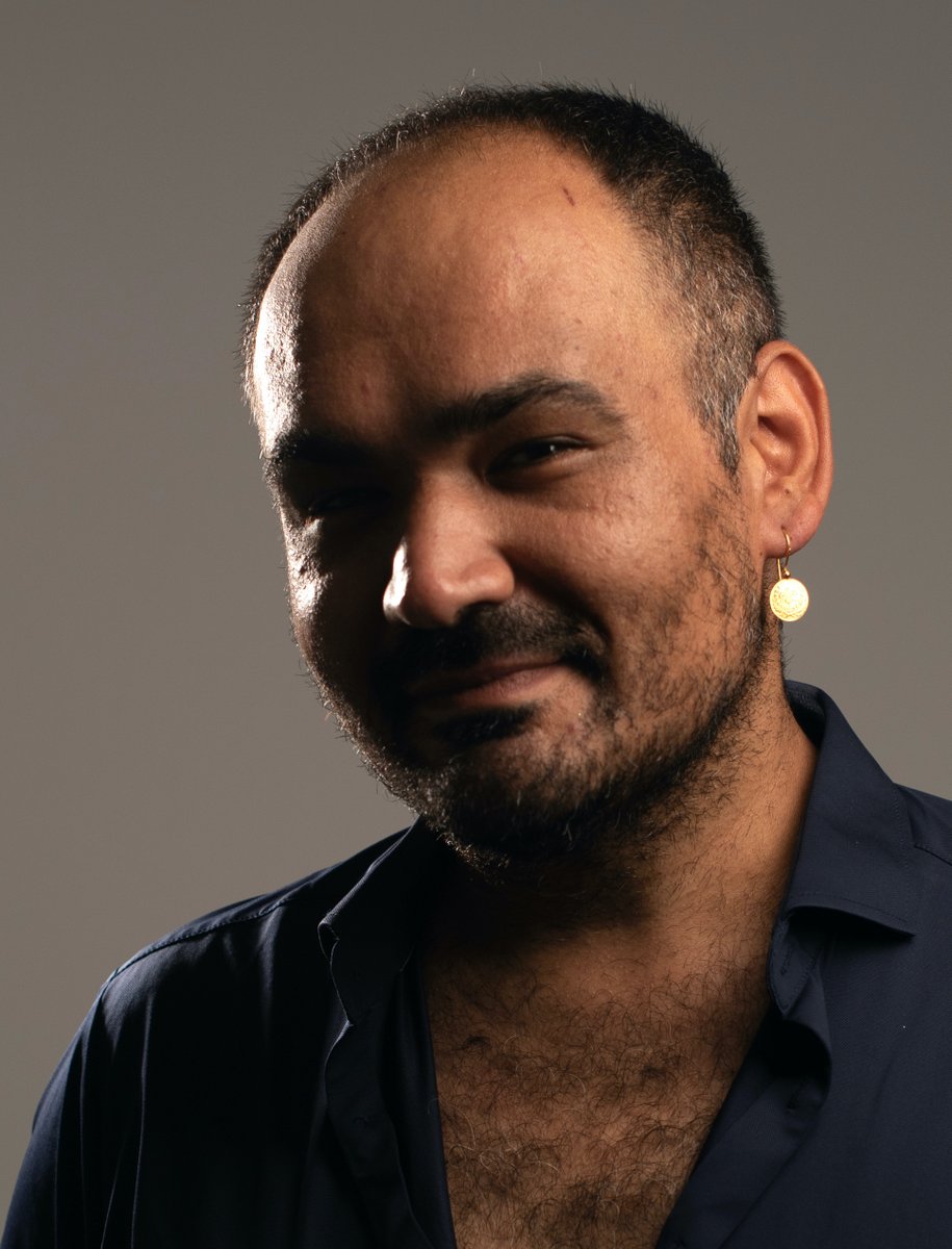 Heute Abend ist bei uns (Deutschland)Märchenstunde - der Autor und Theatermacher Dinçer Güçyeter liest aus "Unser Deutschlandmärchen" vor und lässt die vielfältigen Stimmen aus mehreren Generationen zum Leben erwecken - ab 19 Uhr im Großen Saal des IZ!