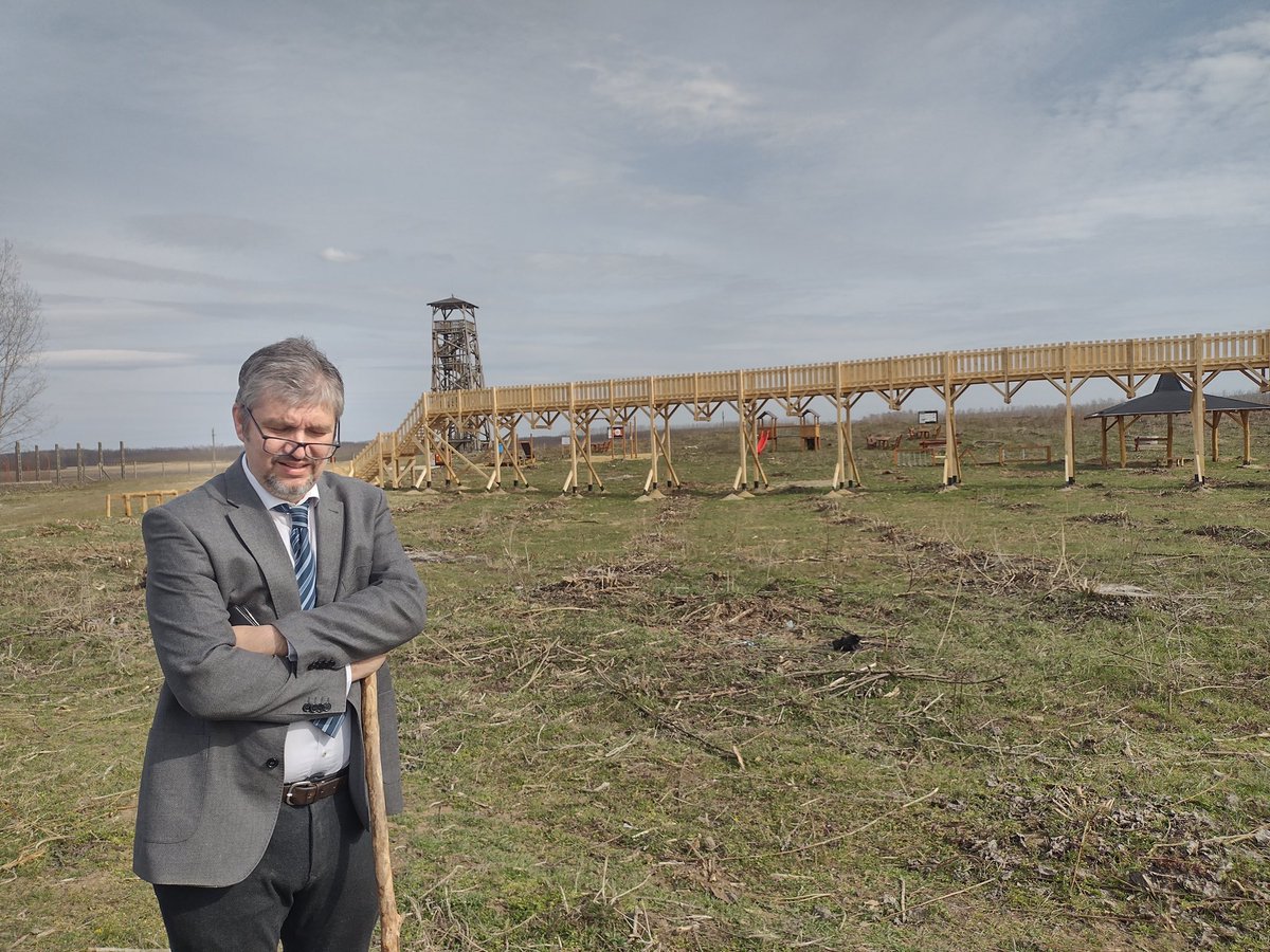 hadhazyakos's tweet photo. This is a ‘canopy promenade’ in Nyirmartonfalva Eastern #Hungary. It used to be a small forest here, but that was fully cut. The mayor of the village got €165K from the European taxpayers to create this wonder. #corruption https://t.co/zUNe7htICl