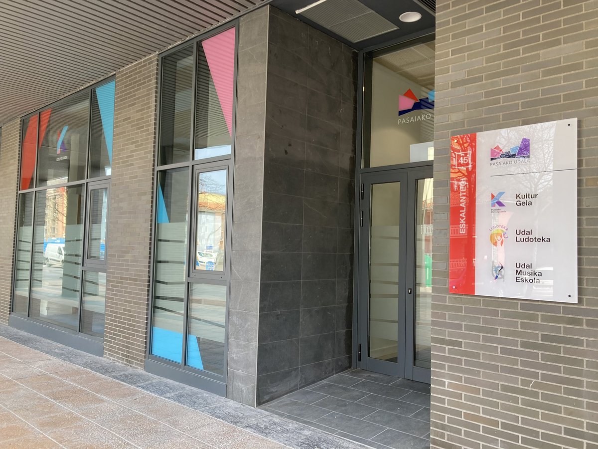 izaskungomezcer's tweet photo. Eskalantegi 45 en marcha. El nuevo local cuenta con ludoteca, aulas para #Pasaia Musikal y espacio para las #asociaciones de la Azoka. Actividades esenciales en #Antxo que en el #futuro estarán presentes en el centro #social y #cultural Luzuriaga. https://t.co/3RaYKcWOxW
