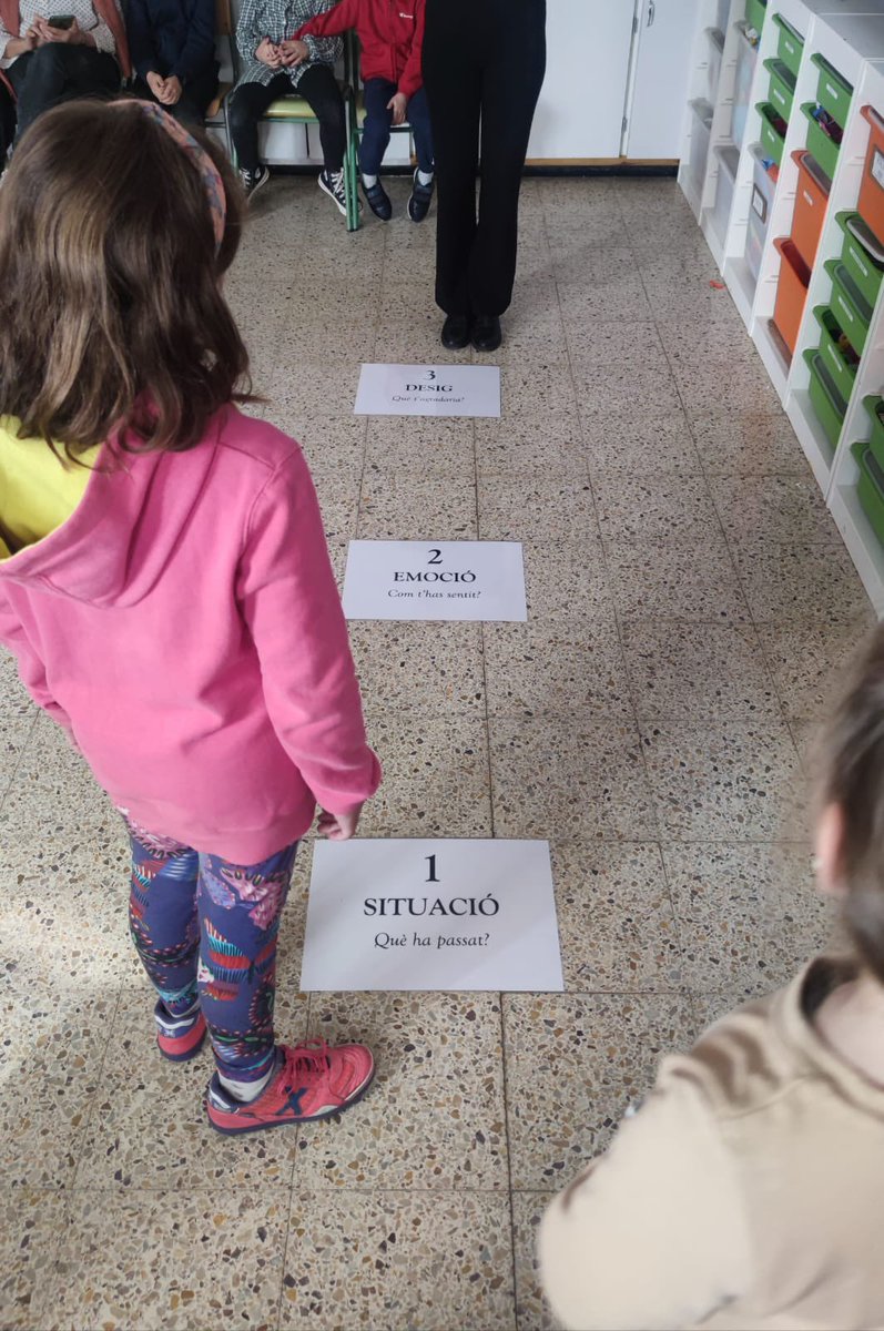 lafarigoladeval's tweet photo. 2n: Com ens sentim? Que podem fer per gestionar les nostres emocions? Com podem entendre i ajudar als altres? El taller d’#emotionalseeds ens ha donat estratègies per tornar a la calma i ajudar-nos entre nosaltres. #educacióemocional  #emocions #gestioemocional #empatia https://t.co/9in2Cb36Id