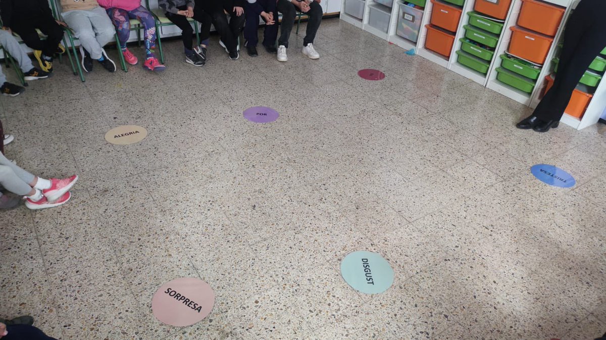 lafarigoladeval's tweet photo. 2n: Com ens sentim? Que podem fer per gestionar les nostres emocions? Com podem entendre i ajudar als altres? El taller d’#emotionalseeds ens ha donat estratègies per tornar a la calma i ajudar-nos entre nosaltres. #educacióemocional  #emocions #gestioemocional #empatia https://t.co/9in2Cb36Id