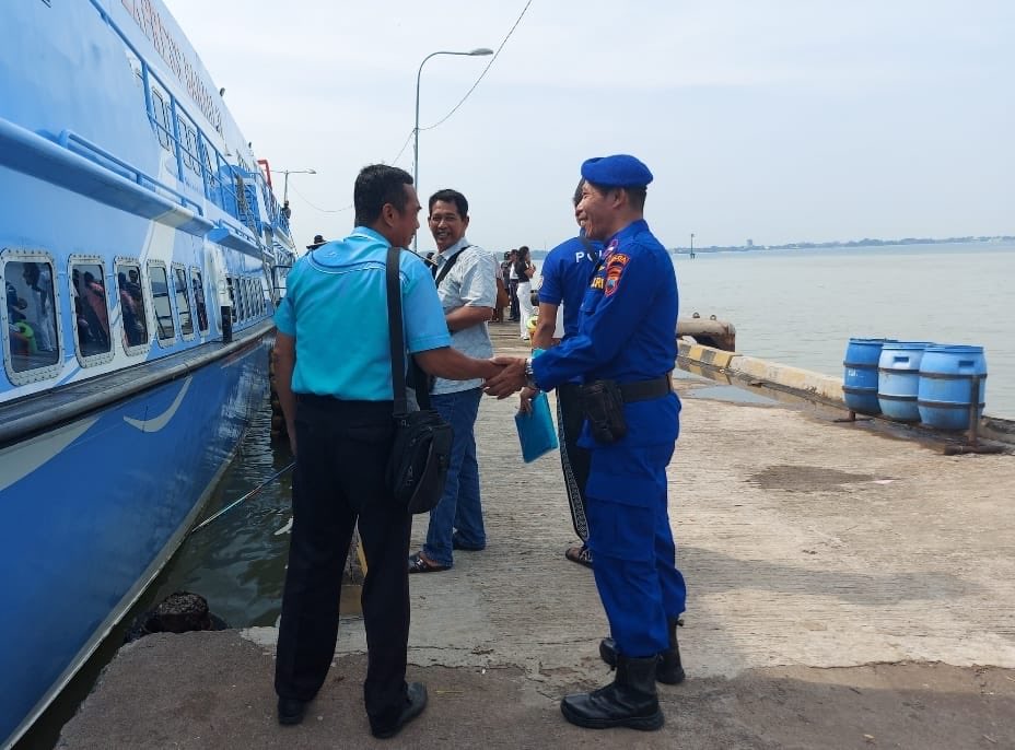 PolairJateng's tweet photo. KP IX 2008 

● Melaksankan Pam Tur di pelabuhan ASDP Jepara terhadap kapal penumpang KMC Ekpres bahari yang sedang aktifitas bording penumpang,  guna menciptakan situasi aman tertib  lancar ,adakan pemantauan terhadap arus penumpang pelayaran penyeberangan   kepulauan https://t.co/nSyHFQUNBq