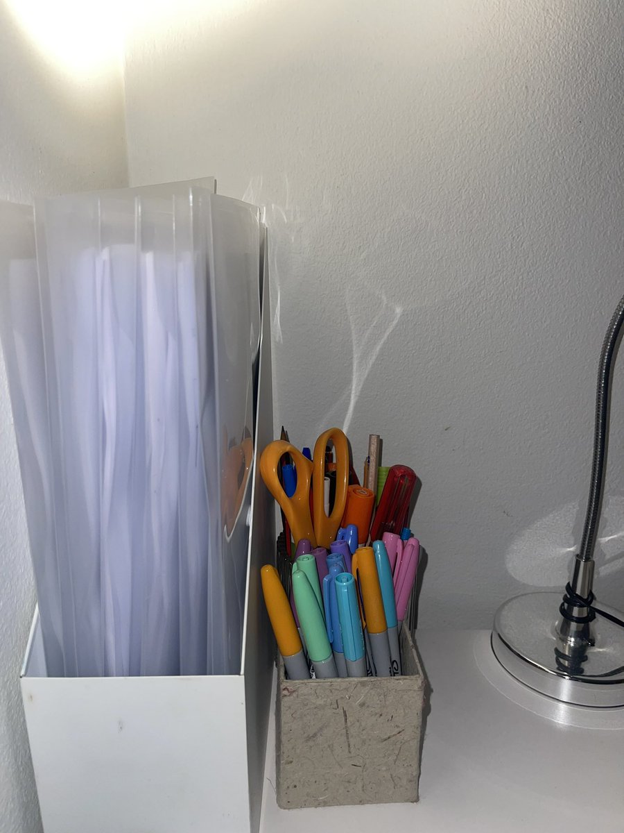 catserratore's tweet photo. With the year getting busier, I’ve found it difficult to keep track of all of my different tutoring lessons. Today I decided to organise my students in folders so that I could keep track and remind myself of the lesson I have coming up with them☺️. #acuedu_p #organsied https://t.co/VLtnFNAq6w