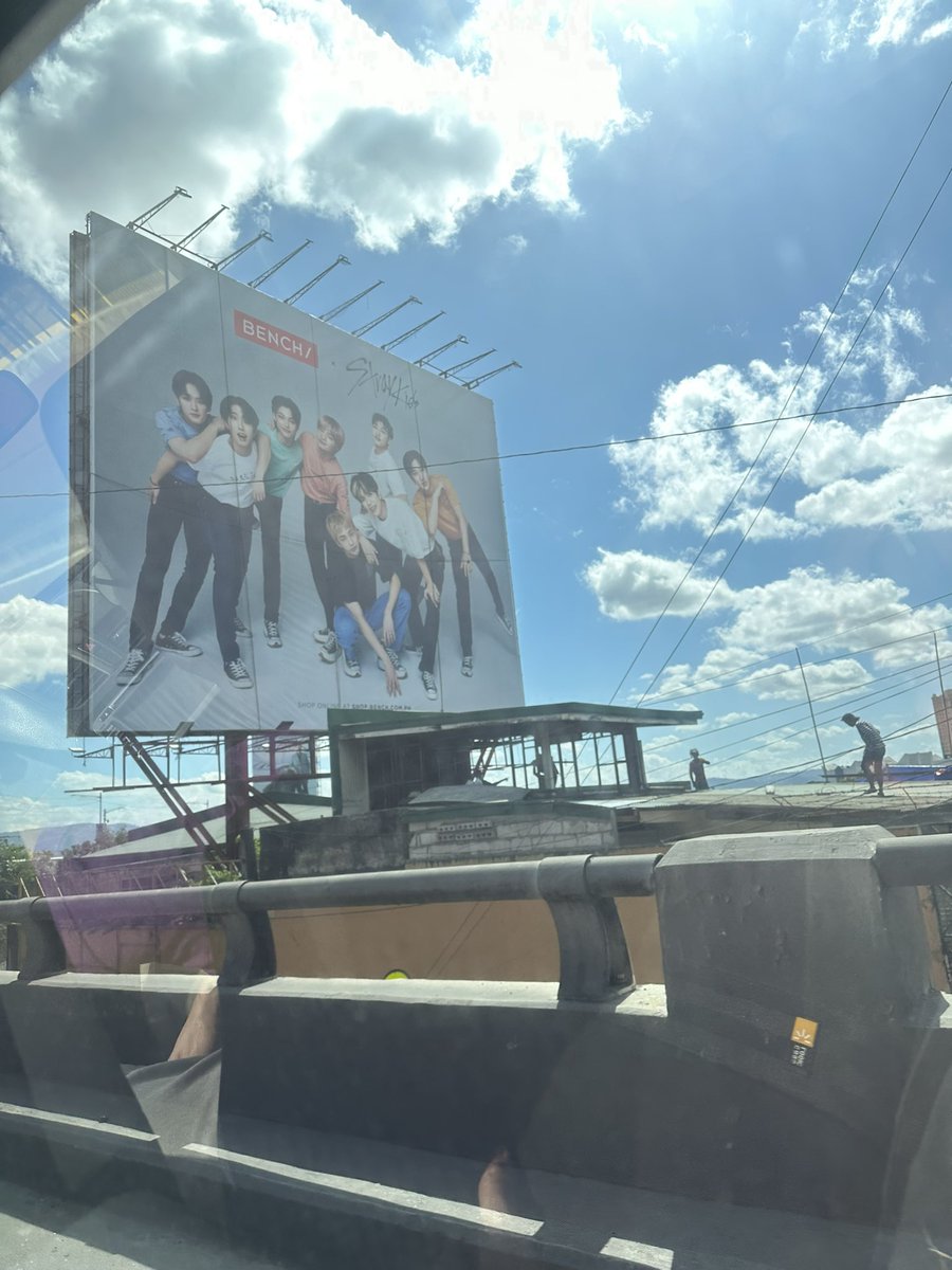 Min2HyunBin's tweet photo. Finally got to take a pic of this with the scorching heat of the sun and without panicking how big they are 😩🫶🏻 #BENCHxSTRAYKIDS #everydayBench #StrayKids #SKZ https://t.co/WliSKISPy6