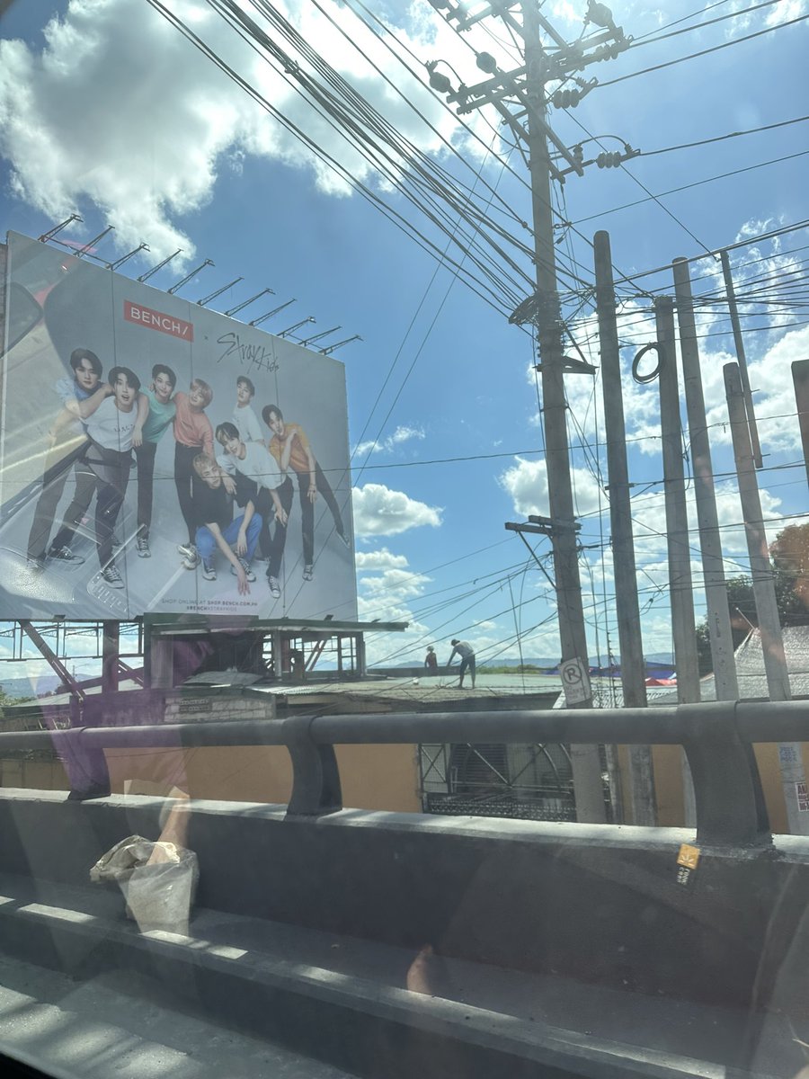 Min2HyunBin's tweet photo. Finally got to take a pic of this with the scorching heat of the sun and without panicking how big they are 😩🫶🏻 #BENCHxSTRAYKIDS #everydayBench #StrayKids #SKZ https://t.co/WliSKISPy6