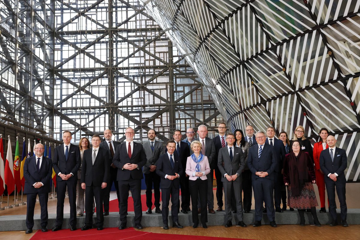 Workers have been asked to shoulder the burden of transforming Europe's labour market, but without the right tools.

To deliver on our twin transitions, we called on the institutions to invest in workers during yesterday's #TSS meeting #EUCO 

In full🔗eurocadres.eu/news/we-call-f…