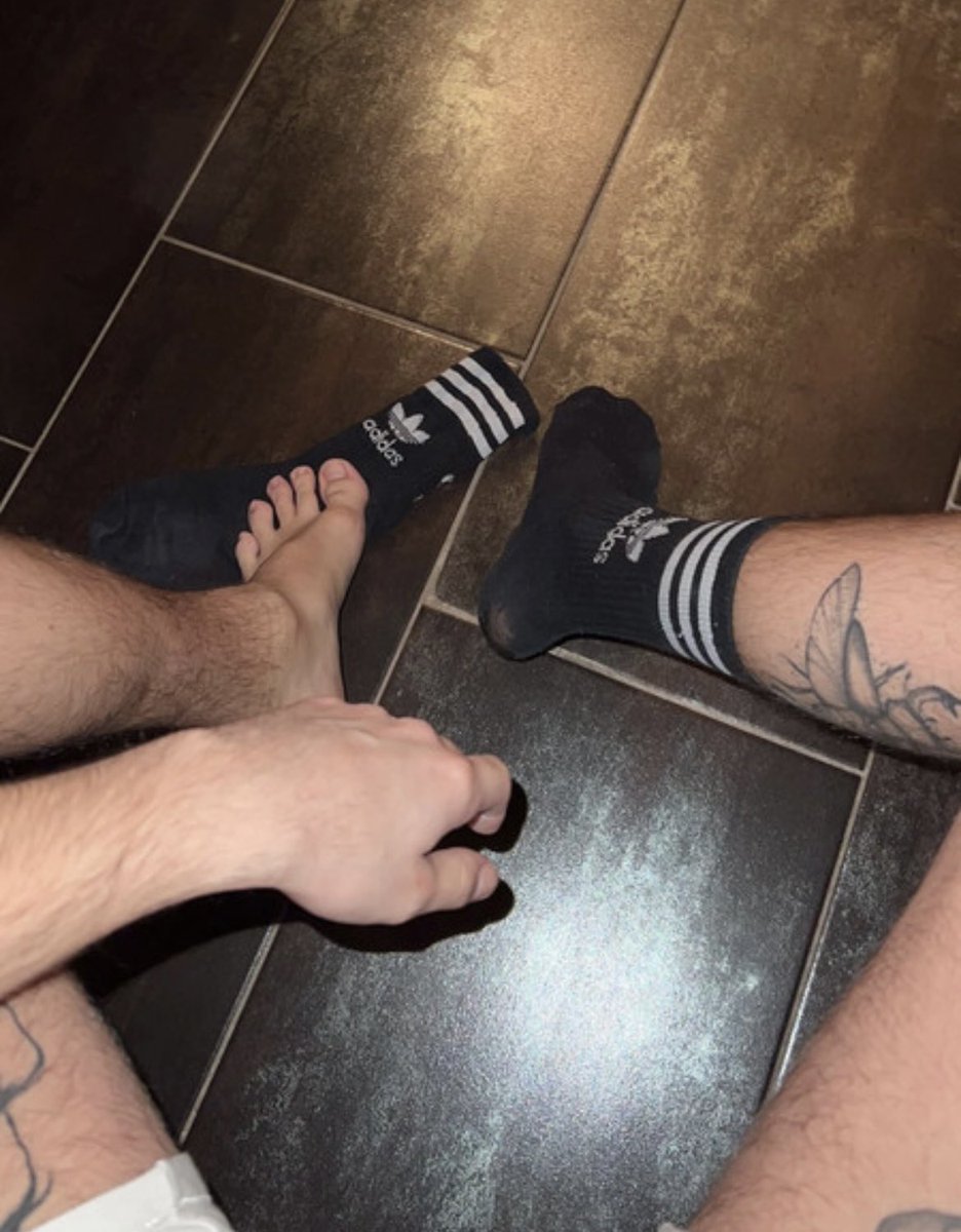 Kevinmaxime5's tweet photo. Vous êtes chaud les mecs ? 🔥🥵 #moneyslavefrance #gay #gaykiffeur #vinted #cho7 #kiffeur #fetichistepied #fetichiste  Vinted : Mystery.kevin https://t.co/p8xtgolmaM