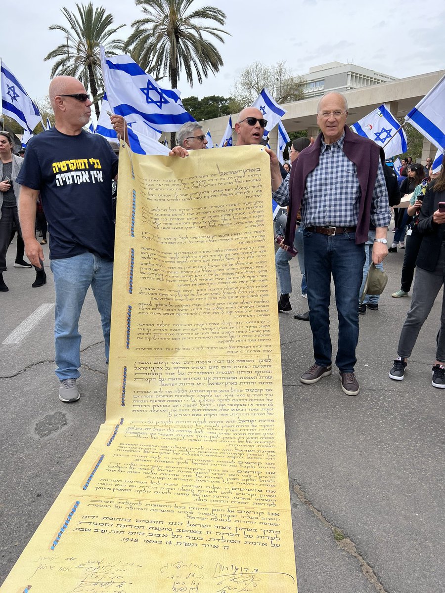 נשיא מכון ויצמן פרופ אלון חן סגן הנשיא פרופ זיו רייך וזוכה פרס ישראל פרופ דוד הראל מפגינים ותומכים במובילת המחאה דר שקמה ברסלר, מכון ויצמן עכשיו