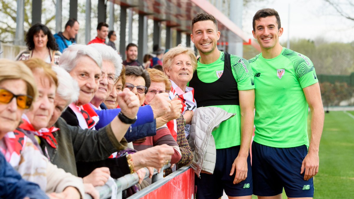 Athletic_en's tweet photo. ❤️🤍 Wholesome content alert!

Gotta love these 'amamas' turning up to training at Lezama today! 😍

#AthleticClub 🦁 https://t.co/vEysLV3ELQ
