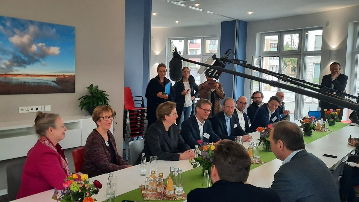 Unterwegs mit <a href="/klara_geywitz/">Klara Geywitz</a> <a href="/BMWSB_Bund/">Bundesbauministerium</a> und <a href="/BWPev/">BWP</a> in Berliner Heizungskeller. Und die #Wärmepumpe? Läuft auch in Mehrfamilienhäusern im urbanen Raum. Umso wichtiger, jetzt die Weichen im und ums #GEG zu stellen, damit die #Wärmewende gelingt. <a href="/spdbt/">SPD-Fraktion im Bundestag</a> <a href="/GrueneBundestag/">Grüne im Bundestag 🇪🇺🏳️‍🌈</a> @fdpb