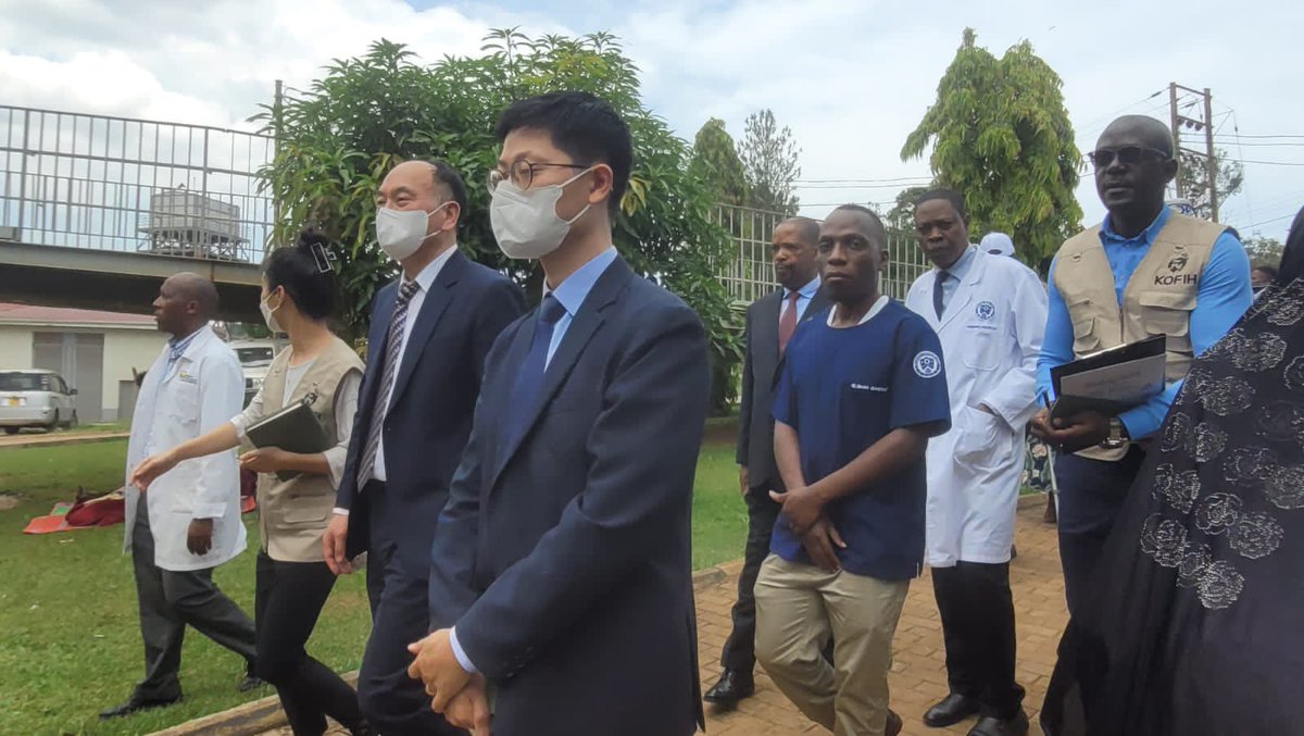 kofihuganda's tweet photo. This support from #KOFIH has helped transform Masaka RRH into a #CenterofExcellence in #Emergency Care Management. Also, Masaka RRH has so far trained 733 trainees; 592 in BEC, 67 in BLS, 59 in ALS and 15 in CFAR for ambulance drivers under KOFIH #EMS project. https://t.co/2dDSmnb6KC