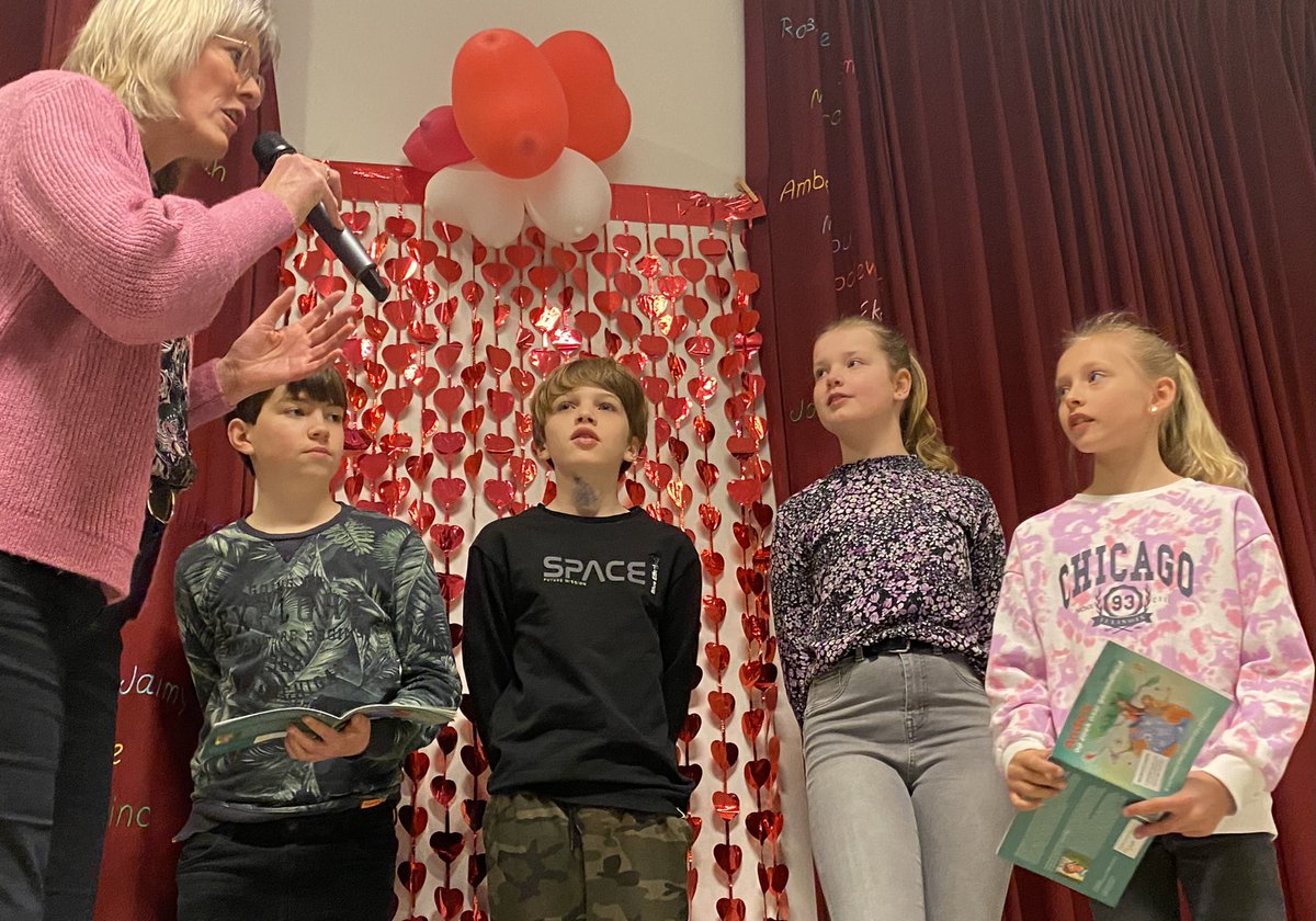 Samen met <a href="/KarinWalters/">Karin Walters</a> praten en voorlezen uit minimagazine ‘Anders op zoek naar gezondheid’ en dansen op het liedje van de #WeekvandeLentekriebels St. Antoniusschool in Kortenhoef. <a href="/AndersGezond/">Chantal Walg</a> <a href="/RegioGV/">Regio Gooi en Vechtstreek</a>