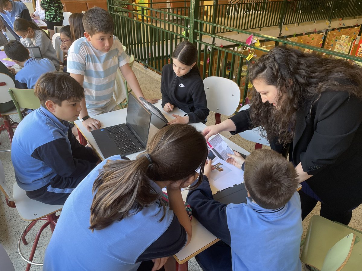 Hoy día de mentores en nuestro proyecto #playingcode de @FundCreate Muchas gracias a <a href="/Deloitte/">Deloitte</a> por sus voluntarios