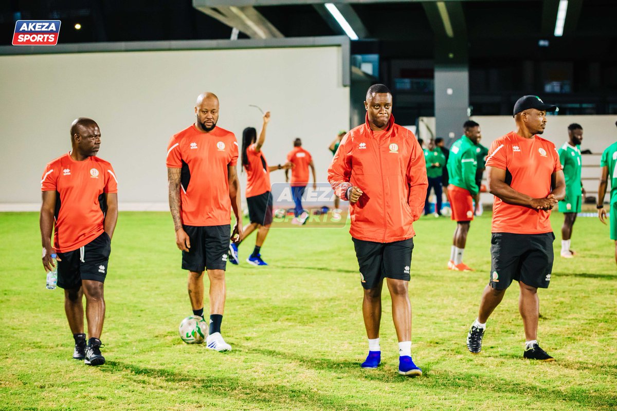 AkezaSports's tweet image. #Stafftechnique y&apos;@intambazacu : 

uwambaye ikoti n&apos;umumenyereza mukuru #EtienneNdayiragije,icegera #PatrickSangwa ,@valery_nahayo (analyste vidéo),uwufise dreads ni #ElvisBanyihwabe akaba ari Préparateur Physique 
, uwambaye inkofero ni Coach #KhalidiNiyonzima (Coach gardien )