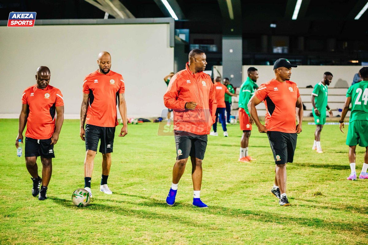 AkezaSports's tweet image. #Stafftechnique y&apos;@intambazacu : 

uwambaye ikoti n&apos;umumenyereza mukuru #EtienneNdayiragije,icegera #PatrickSangwa ,@valery_nahayo (analyste vidéo),uwufise dreads ni #ElvisBanyihwabe akaba ari Préparateur Physique 
, uwambaye inkofero ni Coach #KhalidiNiyonzima (Coach gardien )