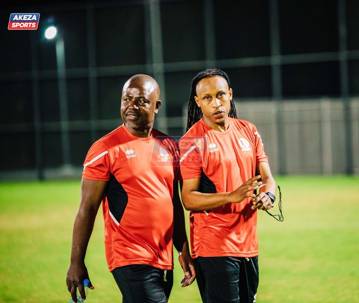 AkezaSports's tweet image. #Stafftechnique y&apos;@intambazacu : 

uwambaye ikoti n&apos;umumenyereza mukuru #EtienneNdayiragije,icegera #PatrickSangwa ,@valery_nahayo (analyste vidéo),uwufise dreads ni #ElvisBanyihwabe akaba ari Préparateur Physique 
, uwambaye inkofero ni Coach #KhalidiNiyonzima (Coach gardien )