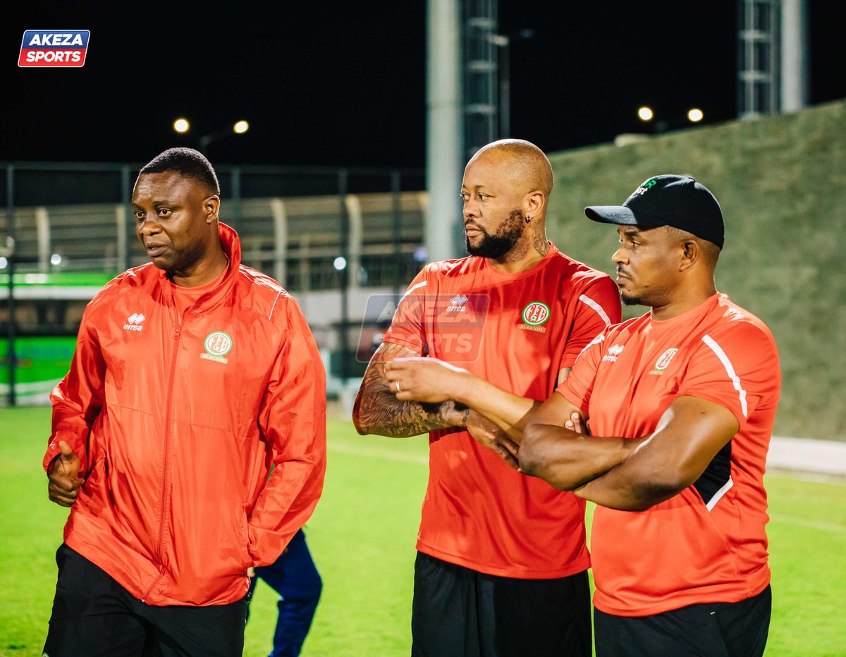 AkezaSports's tweet image. #Stafftechnique y&apos;@intambazacu : 

uwambaye ikoti n&apos;umumenyereza mukuru #EtienneNdayiragije,icegera #PatrickSangwa ,@valery_nahayo (analyste vidéo),uwufise dreads ni #ElvisBanyihwabe akaba ari Préparateur Physique 
, uwambaye inkofero ni Coach #KhalidiNiyonzima (Coach gardien )