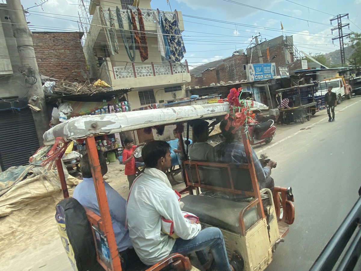 MinouNatascha's tweet photo. Vanochtend op zoek naar vogels op het boerenland in de buurt van Bharatpur. We waren met onze groep een grote attractie en moesten met het halve dorp op de foto 😂
Vanmiddag per eigen bus door naar Jaipur waarvandaan we morgen per trein naar Bera doorrijden. #india #indiaroadtrip https://t.co/5XtkHMHA7V