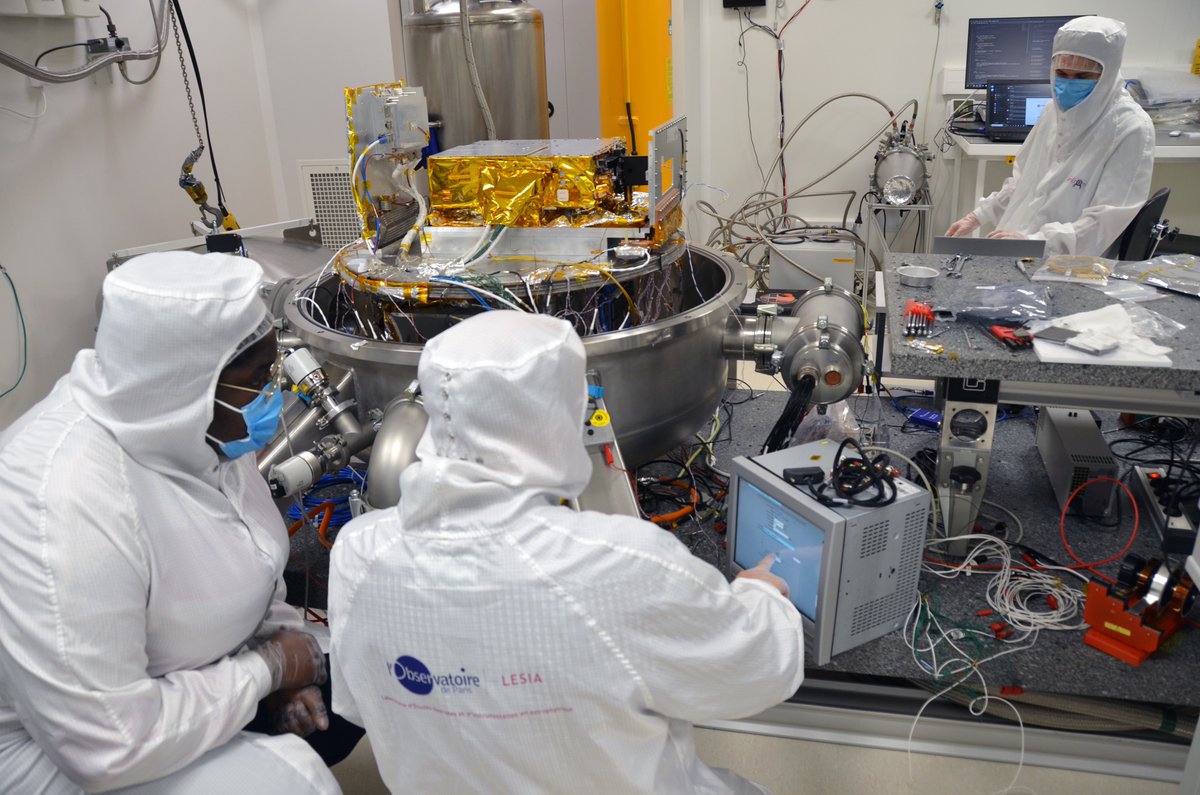 LiraAstro's tweet photo. Le spectro-imageur infrarouge #MIRS conçu par @LesiaAstro @Obs_Paris @IRAP_France @LabAstroBord @latmos_ipsl @ObsMip pour la sonde @mmx_jaxa_en commence sa phase de tests en environnement thermique pour une livraison à @JAXA_en en juillet 2023 et un lancement en 2024. https://t.co/i9fKvoc9G3