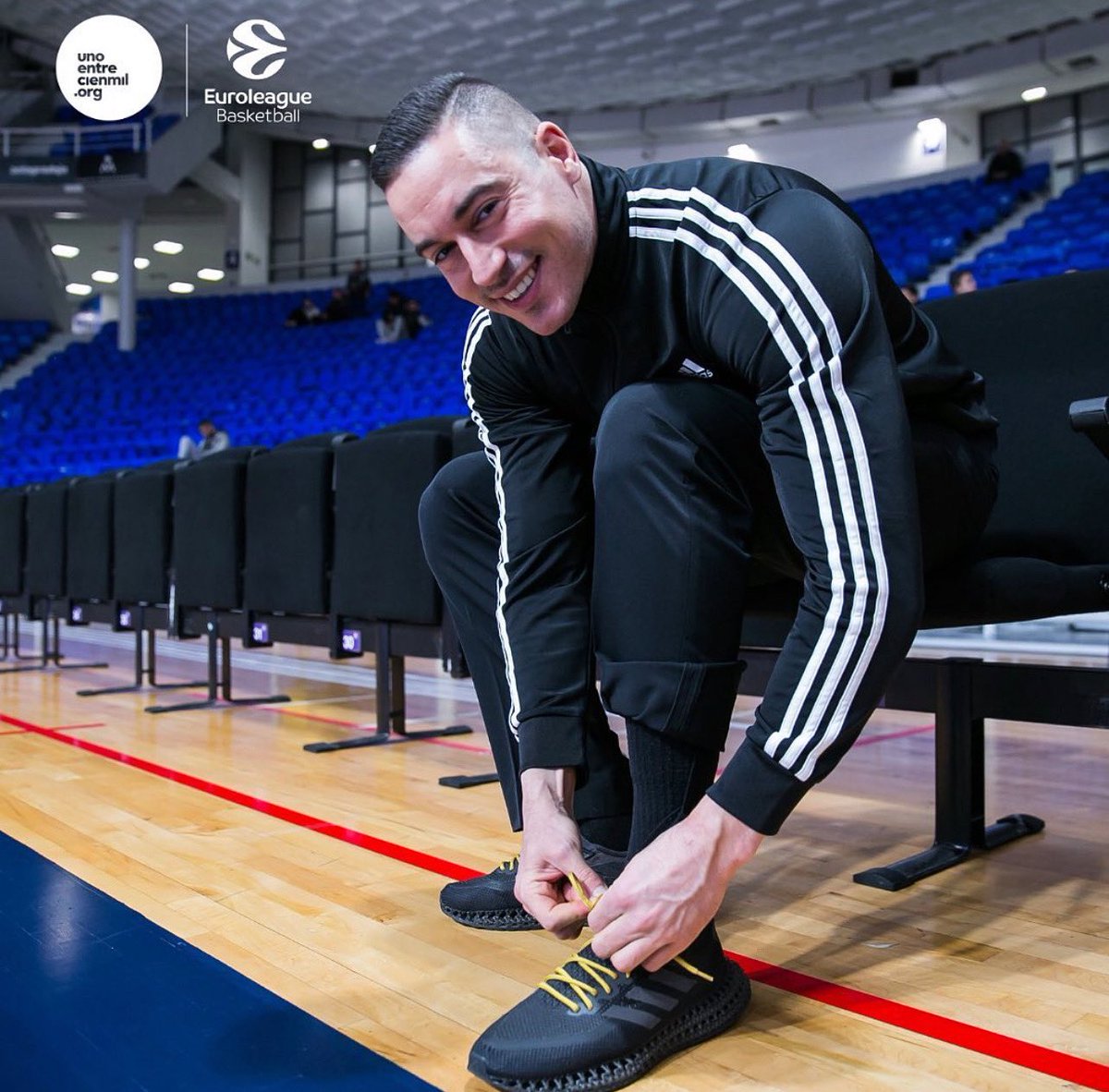 refereetime's tweet image. 💪 Les arbitres @euroleague et @eurocup montreront leur soutien à Lucas, fils d'un arbitre #EuroLeague luttant contre la #leucémie, en portant des lacets dorés dans les matchs de cette semaine ! 🎗️

Cc @basketeurope @basketlemag @BasketActu @Be_BasketFr