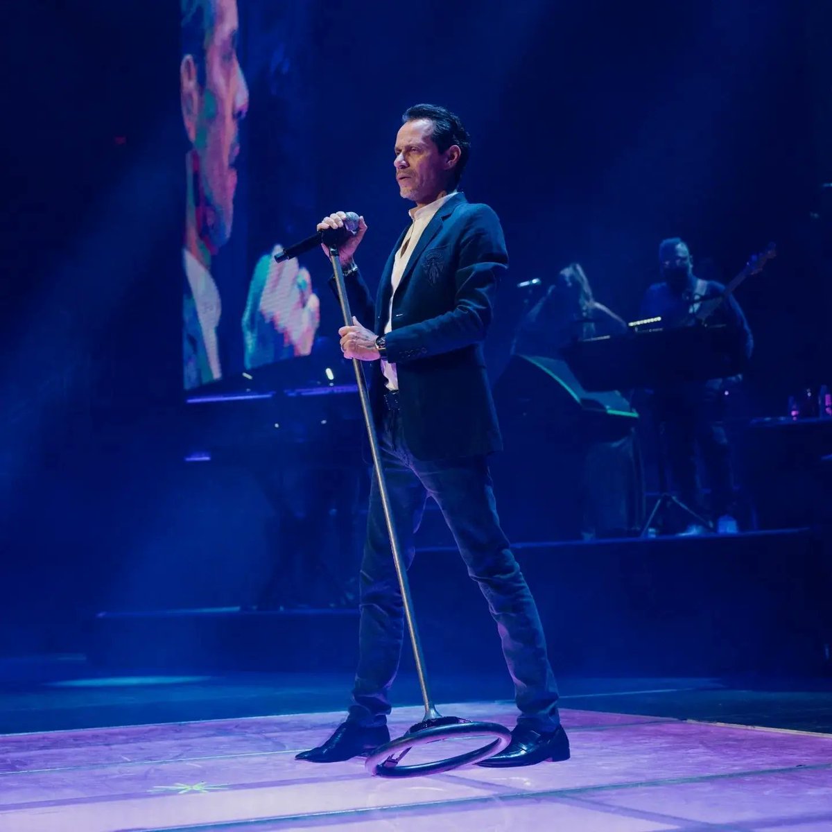 MarcAnthonyEU's tweet photo. #Repost @marcanthony 
——
¿Cuál es la canción que cantaron a todo pulmón en el #ViviendoTour?
#marcanthony https://t.co/ZkECPbvm33