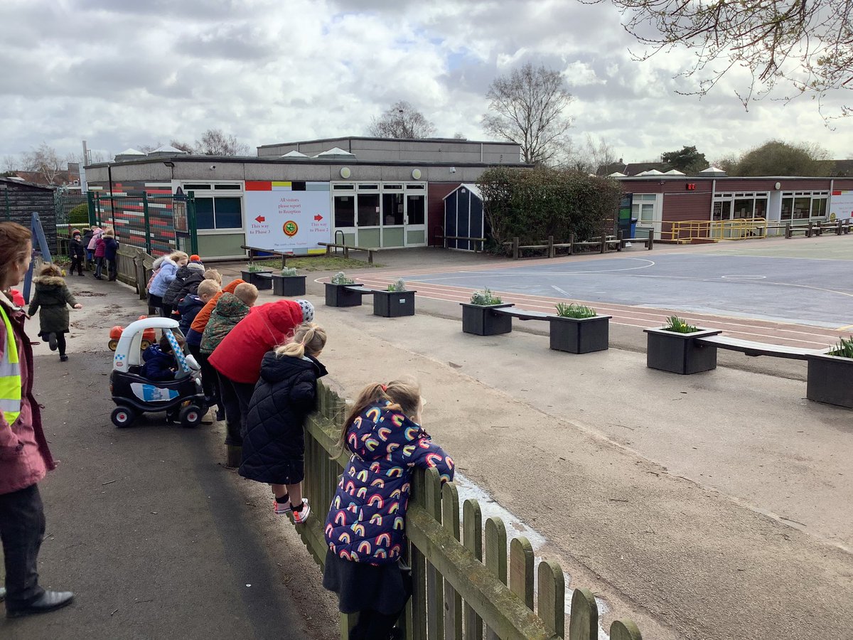 NurseryOPS's tweet photo. Watching the water flow down a slope outside.
“I wonder?…
#eyfs #eyfsmaths #eyfsscience #opsscience #eyfsunderstandingoftheworld https://t.co/KEP6sJctpX