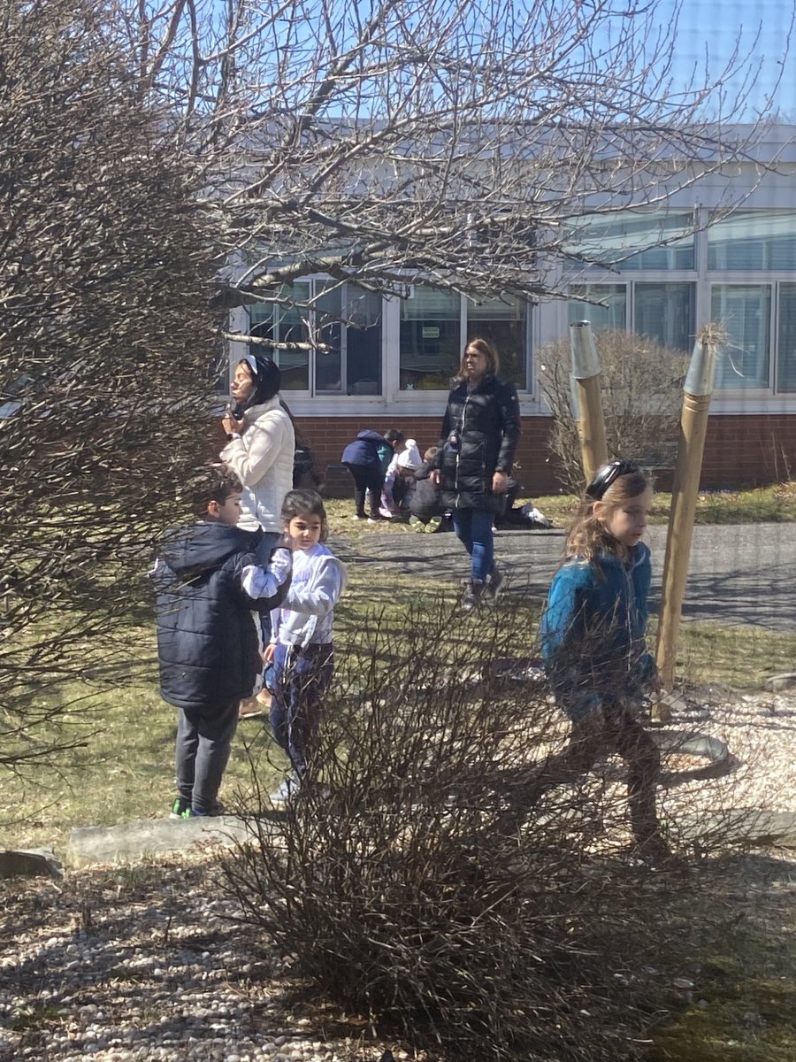 KSeidel23's tweet photo. Signs of spring outside my office window! Students on a nature scavenger hunt in Ms. Velasquez’s first grade class! #obelem @POBSchools @sgrayPOB https://t.co/hPbR1w4Cc1